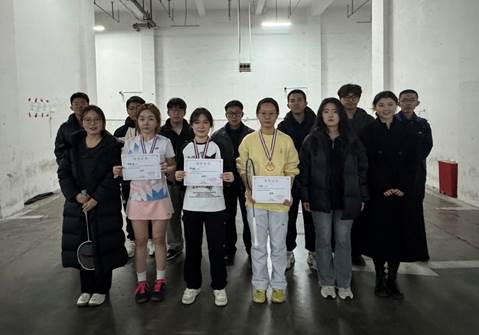 一群人站在室内合影 AI 生成的内容可能不正确。 一群人站在室内合影 AI 生成的内容可能不正确。